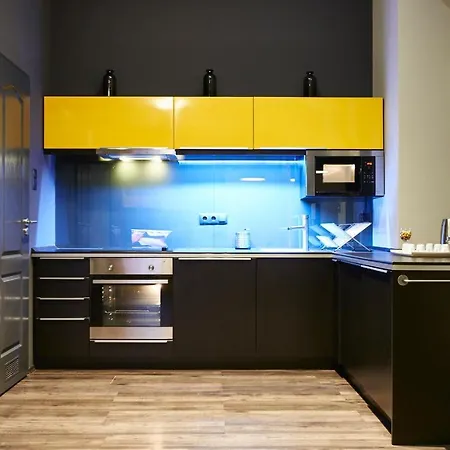 Location Yellow-black דירה בודפשט