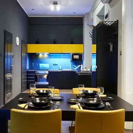 Location Yellow-black דירה *