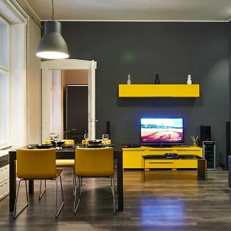 Location Yellow-black דירה בודפשט