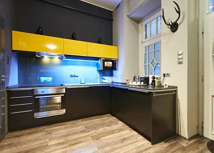 Location Yellow-black Апартаменты