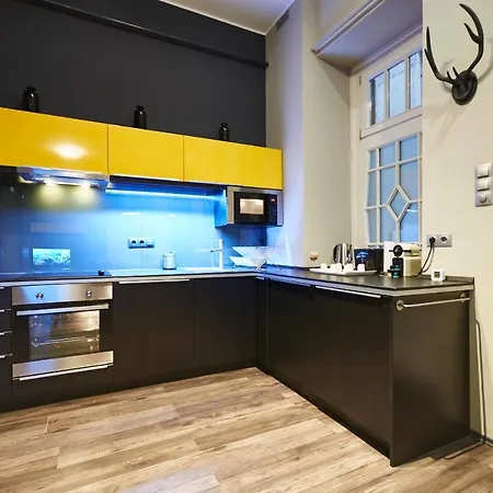 Location Yellow-black شقة